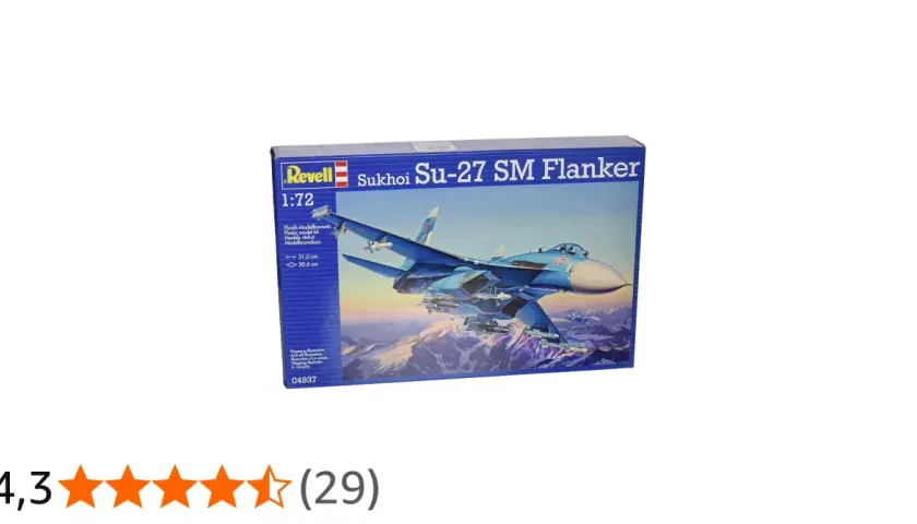 Model Revell Sukhoi Su-27 SM Flanker w skali 1:72, przedstawiający niebieski myśliwiec z uzbrojeniem na tle gór.