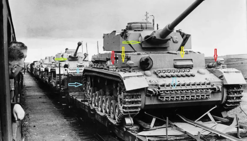 Kolejne czołgi Panzer IV G ładowane na wagony kolejowe. Widać żołnierza wyglądającego z okna pociągu.