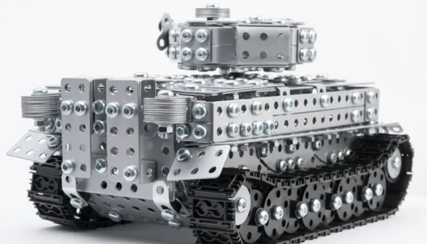 Metalowy model czołgu Tygrys, złożony z elementów konstrukcyjnych, z czarnymi gąsienicami i srebrną wieżyczką.