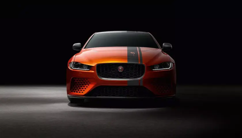 Pomarańczowy Jaguar XE SV Project 8 z czarnymi pasami na masce, prezentujący agresywny design i sportowy charakter.