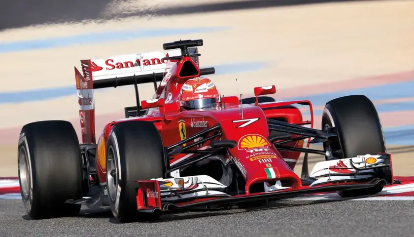 Czerwony bolid Ferrari z numerem 7 na torze. Ten **puzzle formuła 1** to wyzwanie dla każdego fana wyścigów.