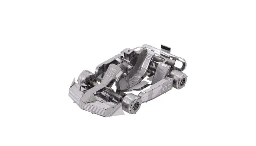 Metalowy model kartingu, złożony z elementów puzzle 3d auto. Widoczne numery 56 i 66.
