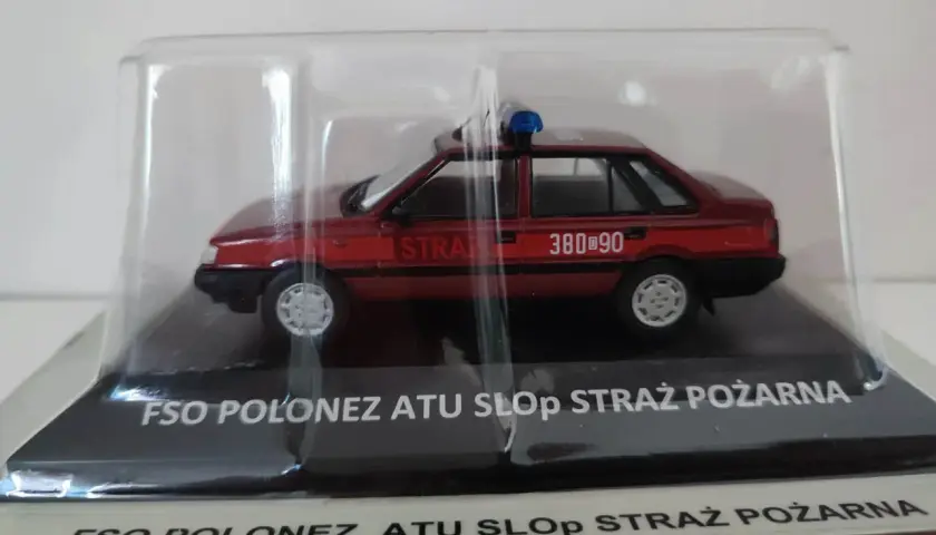 Model FSO Polonez w barwach straży pożarnej, gotowy do akcji.