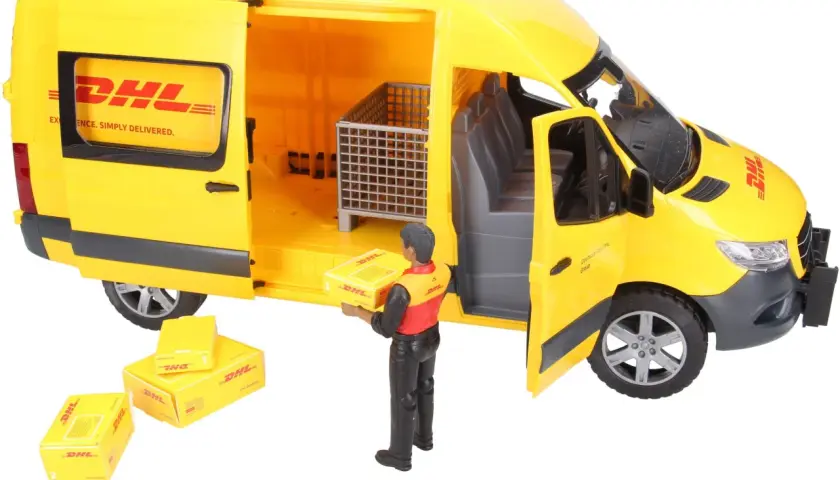 Żółty samochód dhl zabawka z kurierem i paczkami.