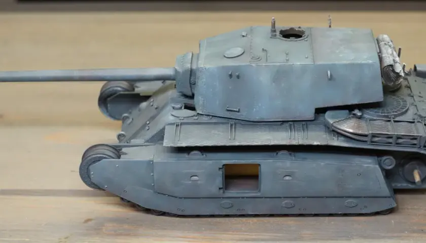 Model czołgu ARL 44, z charakterystyczną wieżą i długą lufą, prezentuje się na drewnianym tle.