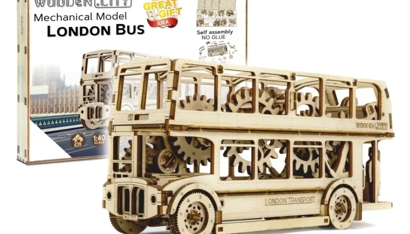 Drewniany, mechaniczny model autobusu londyńskiego z widocznymi zębatkami. Idealny na prezent dla miłośników Anglii.