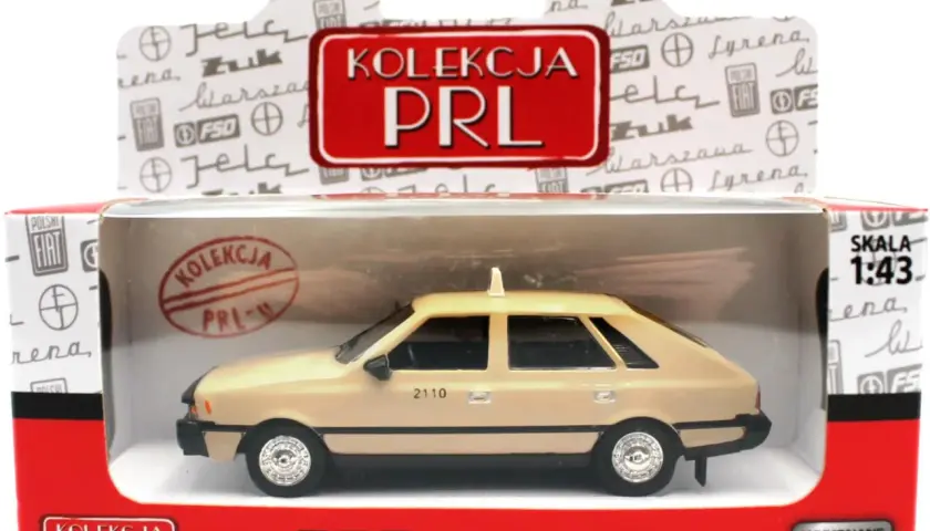 Model FSO Polonez w kolorze beżowym, zapakowany w pudełko z napisem "Kolekcja PRL".