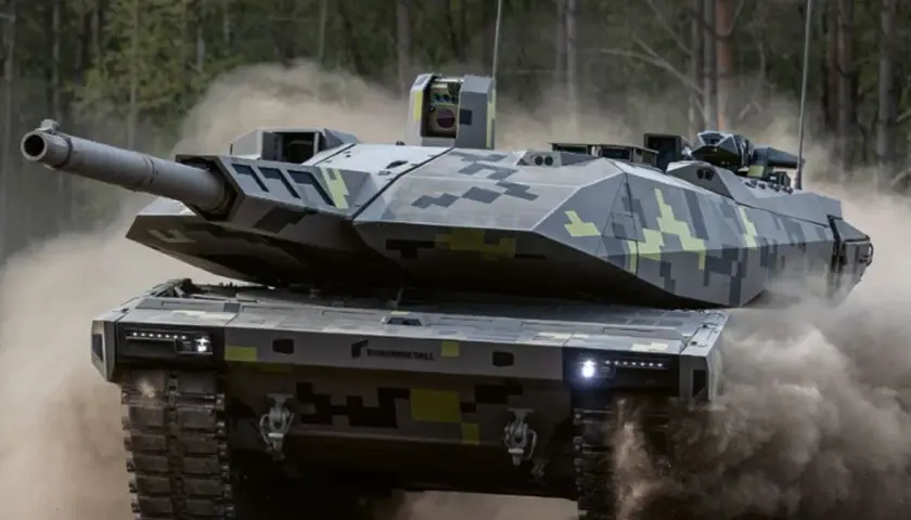 Nowoczesny czołg KF51 Panther w kamuflażu, pędzący przez kurz i dym.