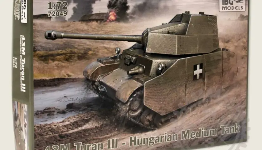 Model 43M Turan III, węgierski czołg średni, w akcji na błotnistym terenie, z płonącymi budynkami w tle.