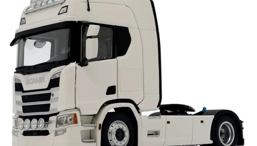 Biały model ciężarówki Scania z błyszczącymi detalami i czterema światłami na dachu.