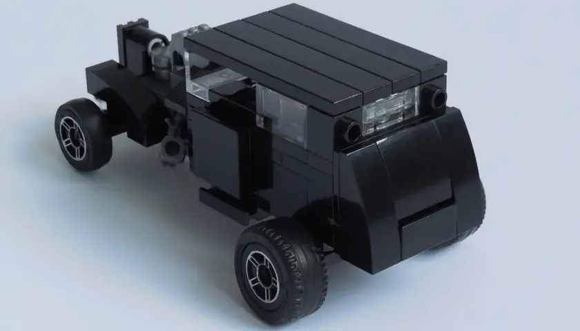 Czarny, kanciasty hot road z klocków LEGO, gotowy na podbój każdej drogi.