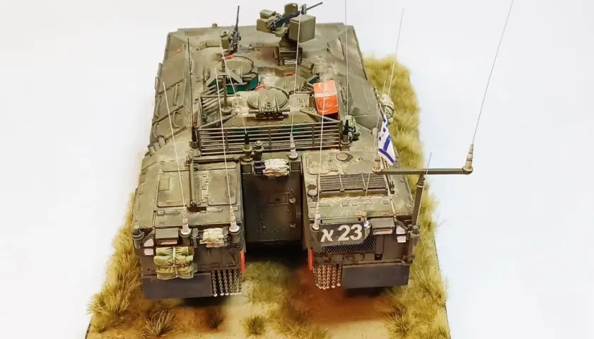 Model namer IFV, z izraelską flagą i numerem "א 23", stoi na tle trawy.