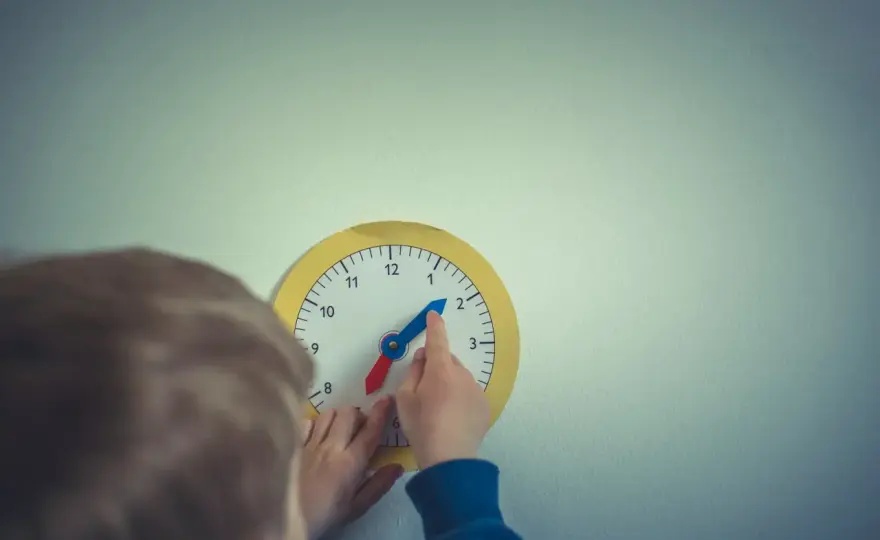 Zegar chodzący do tyłu - jak zbudować go z dzieckiem?