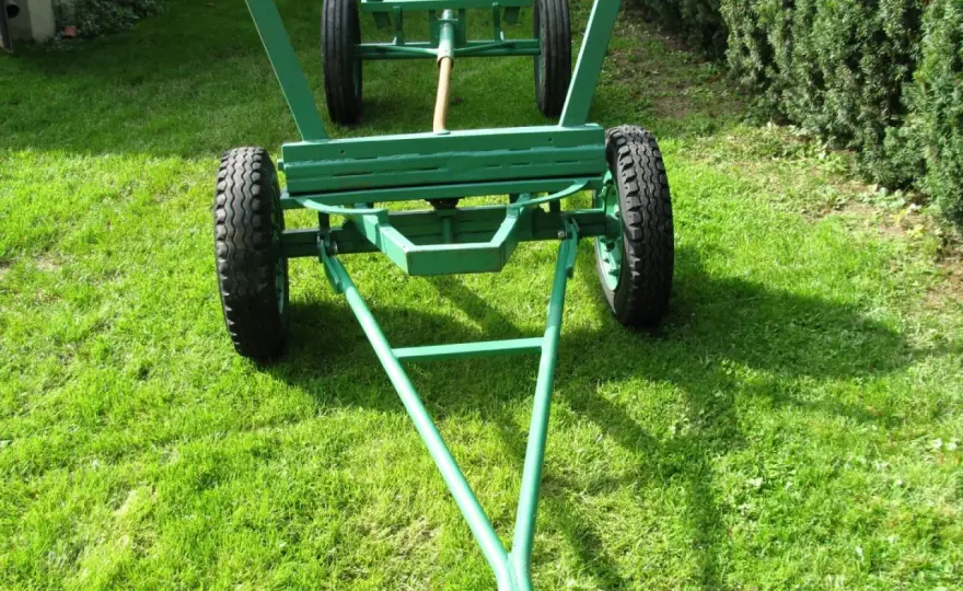 Metalowy wóz do ciągnika. Jak wybrać dobry model?