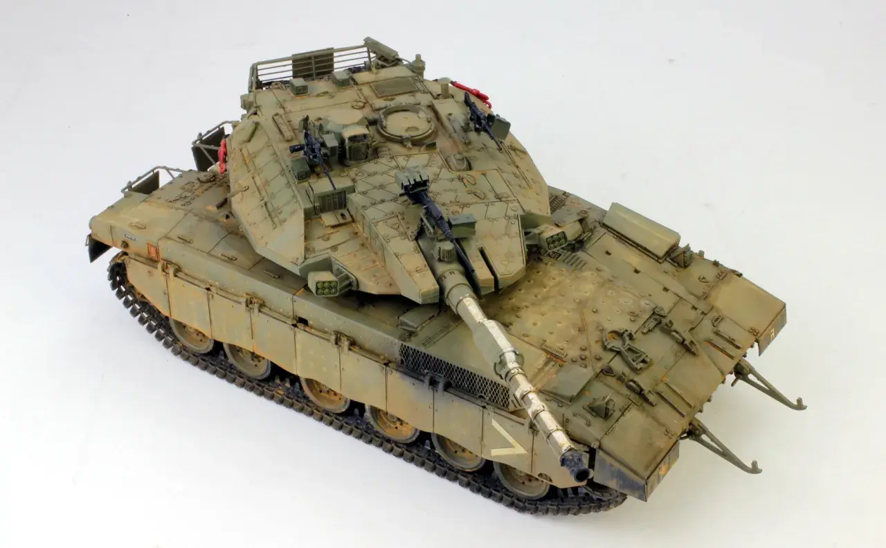 Model czołgu Merkava Mk3, z widocznymi detalami, gąsienicami i działem.