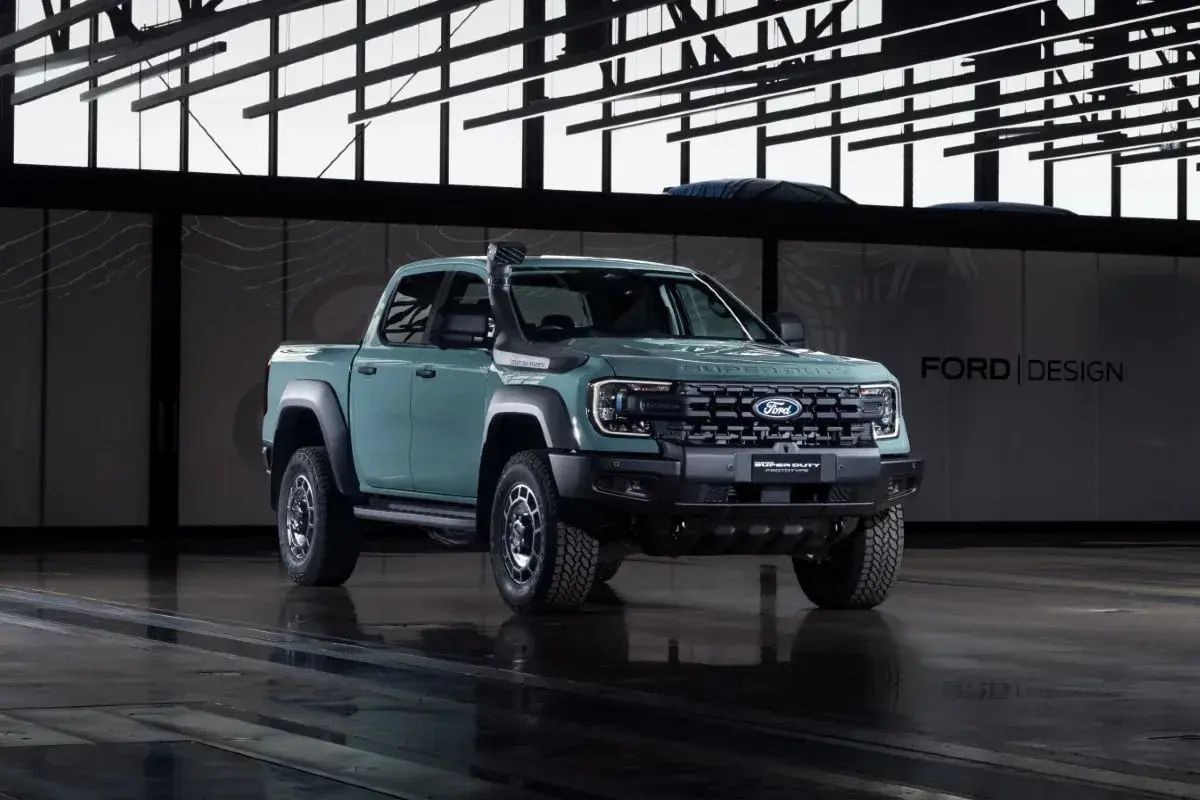 Nowy, zielony ford pickup modele Super Duty Prototype z terenowym wyposażeniem, w tym snorkel, prezentowany w studiu Ford Design.