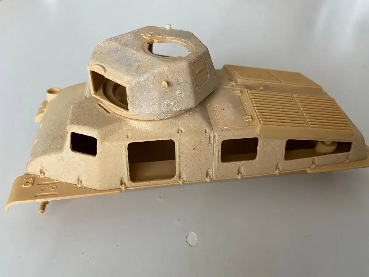 Model czołgu Somua S-35 w piaskowym kolorze, z widocznymi otworami i kratkami wentylacyjnymi.