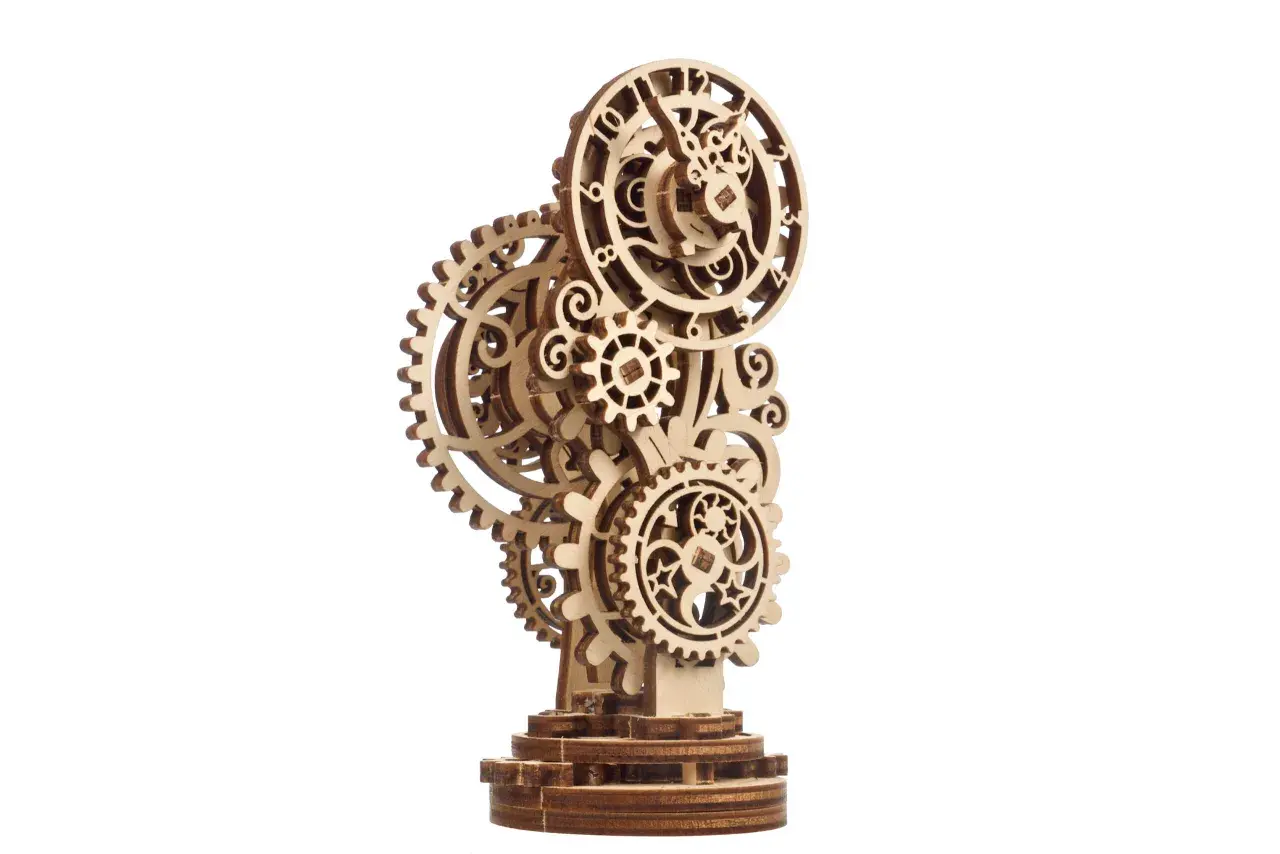 Drewniany zegar steampunk z widocznymi zębatkami i cyframi.