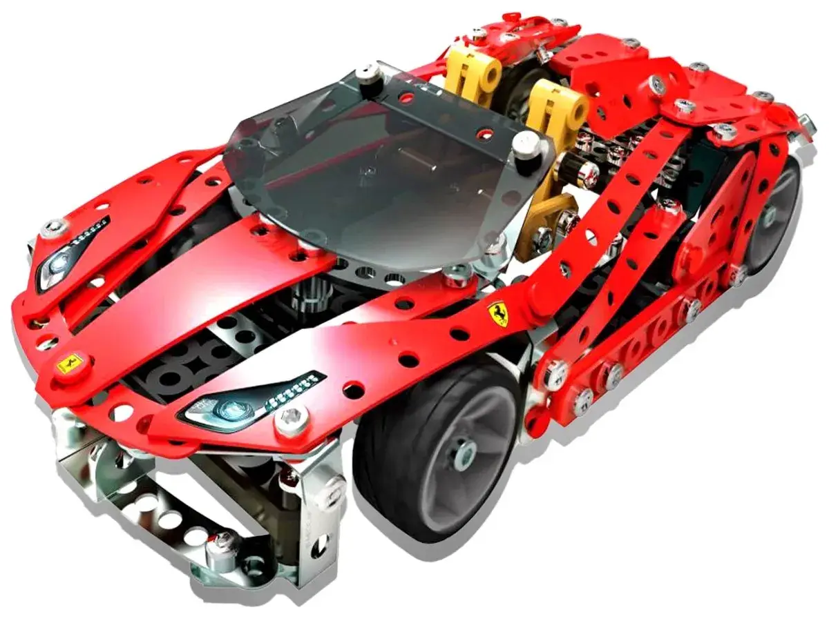 Czerwony, metalowy model samochodu do składania z widocznym silnikiem, inspirowany Ferrari.