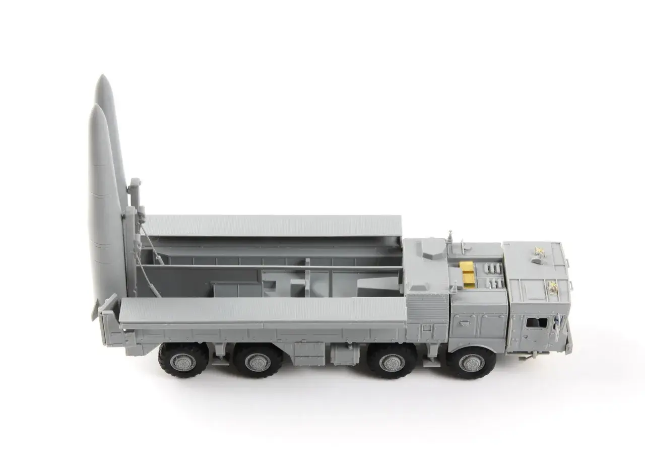 Model 9k720 Iskander z dwoma rakietami gotowymi do startu, na tle białego tła.