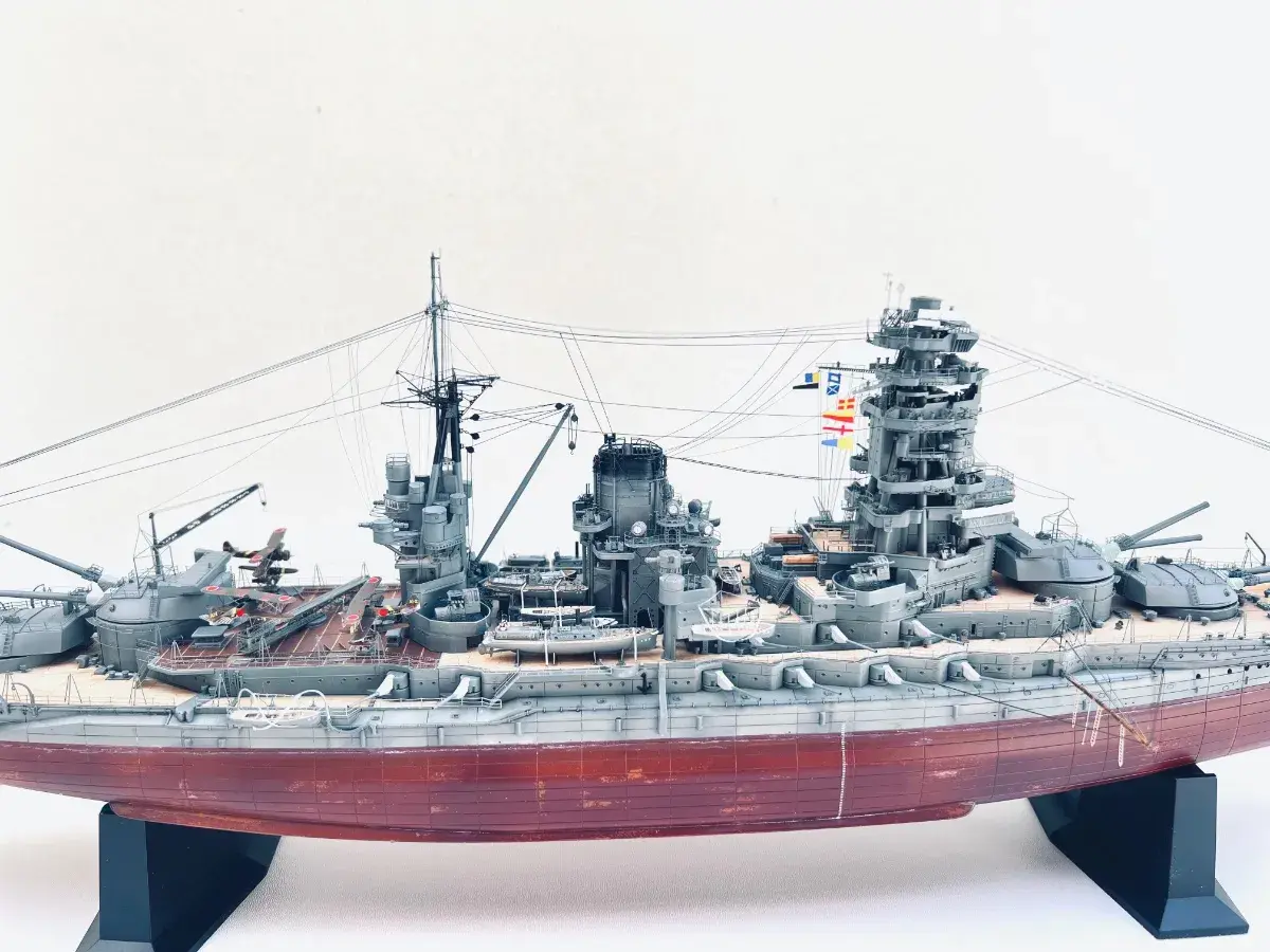 Model pancernika ijn Nagato z detalami, samolotami na pokładzie i banderami.