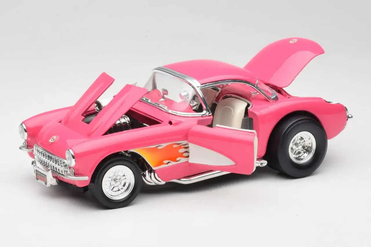 Różowy model corvette z otwartą maską i drzwiami, ozdobiony płomieniami.