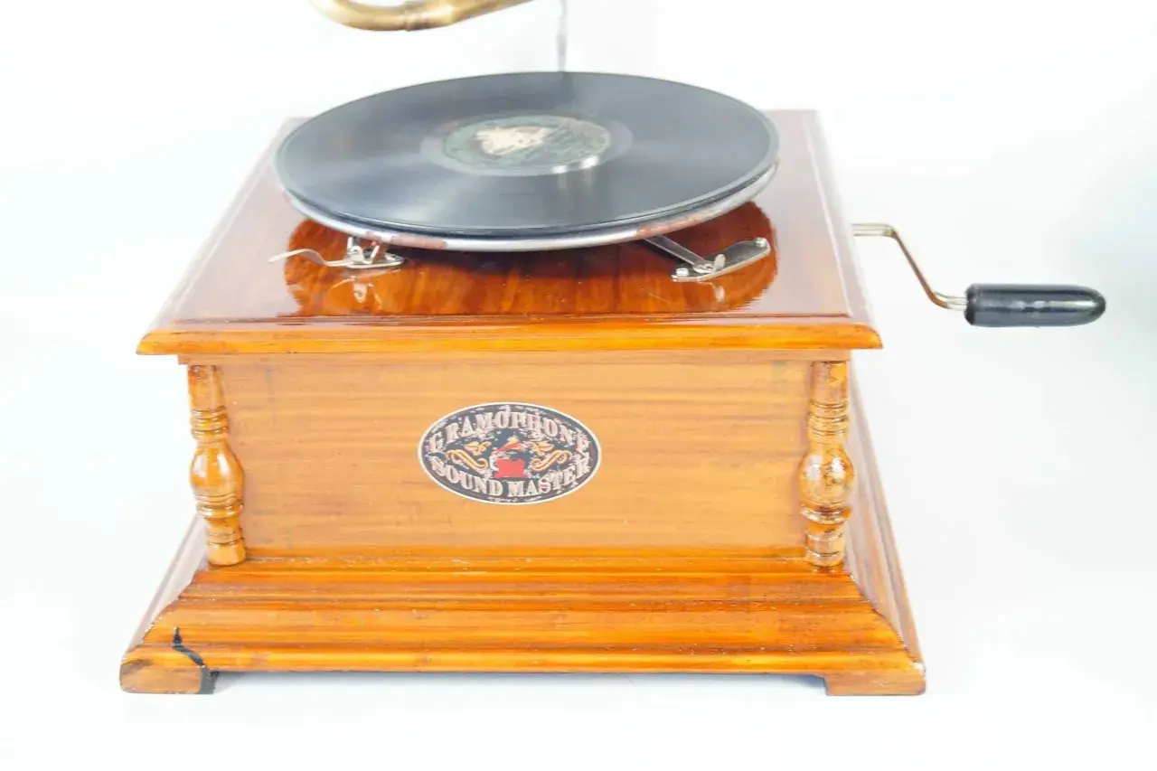 Elegancki gramofon drewniany z korbką i płytą.