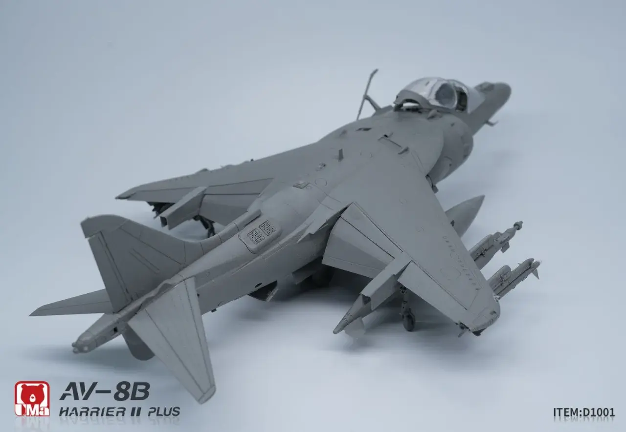 Model samolotu AV-8B Harrier II Plus, szary, z widocznymi detalami, gotowy do malowania.