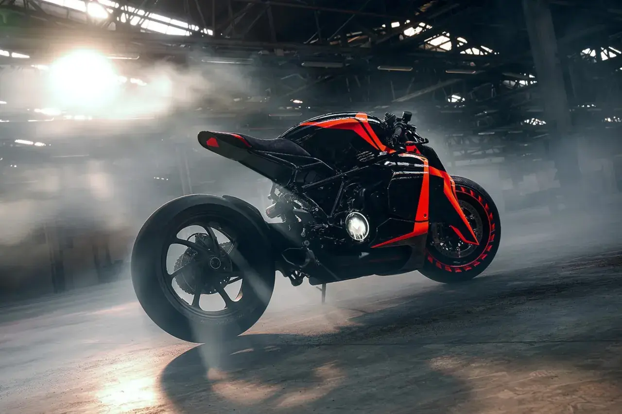 Czarny motocykl z neonowo-pomarańczowymi akcentami, wyglądający jak futurystyczne samochody z przyszłości, w zadymionym wnętrzu.