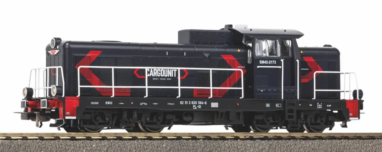 Czarny model lokomotywy SM42 piko z czerwonymi akcentami i logo CARGOUNIT.