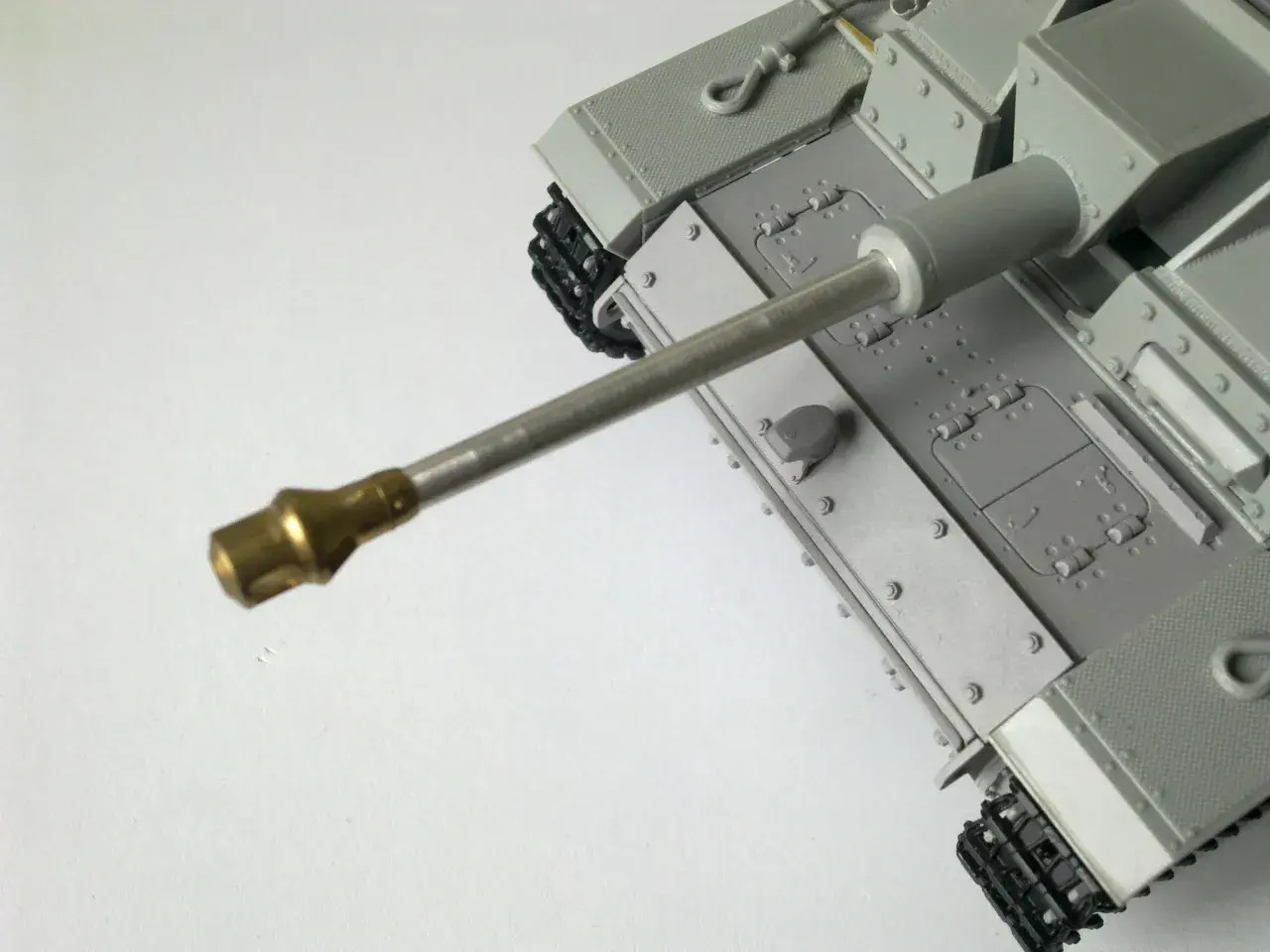 Model czołgu z widoczną metalową lufą, gotową do oddania strzału.