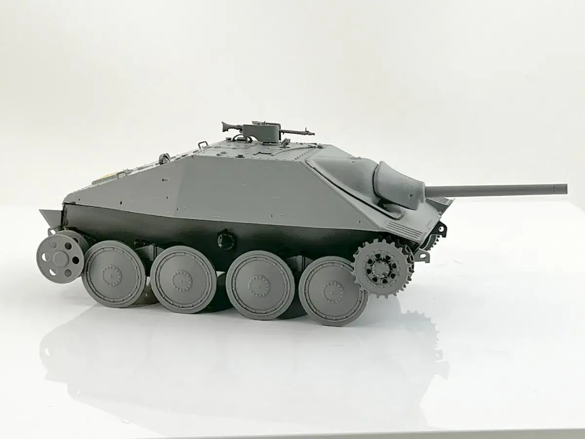 Model Jagdpanzer 38t, szary, z widocznym działem i gąsienicami.