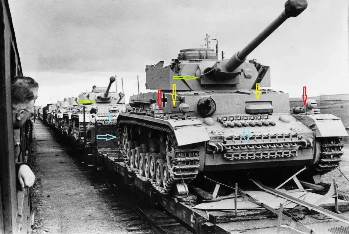Kolejne czołgi Panzer IV G ładowane na wagony kolejowe. Widać żołnierza wyglądającego z okna pociągu.