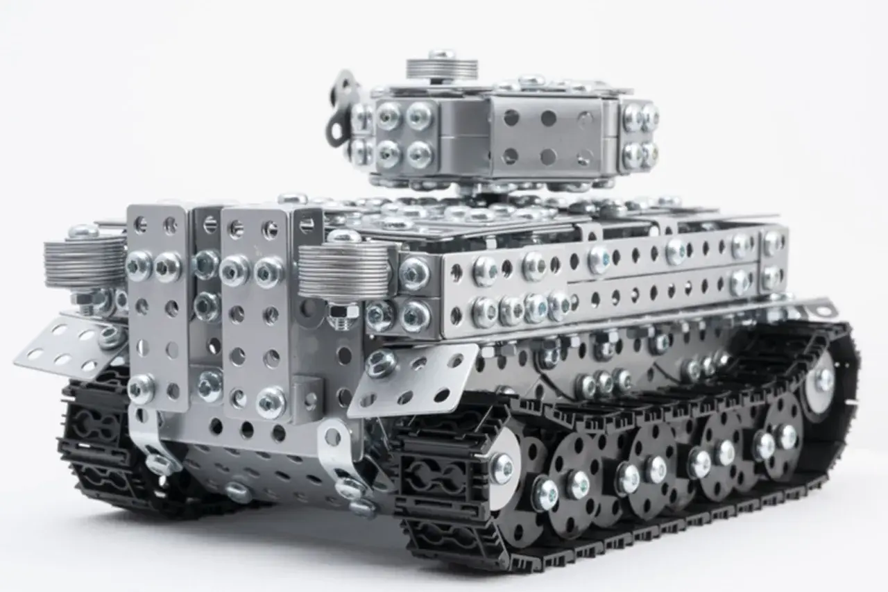 Metalowy model czołgu Tygrys, złożony z elementów konstrukcyjnych, z czarnymi gąsienicami i srebrną wieżyczką.