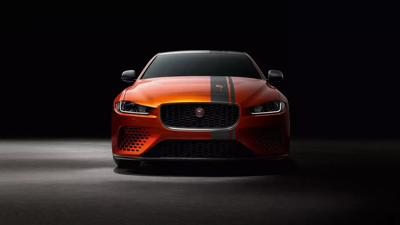 Pomarańczowy Jaguar XE SV Project 8 z czarnymi pasami na masce, prezentujący agresywny design i sportowy charakter.