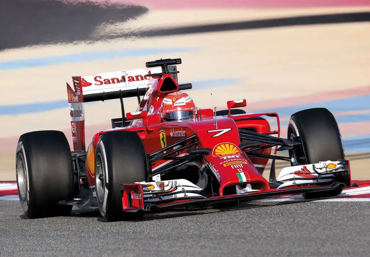 Czerwony bolid Ferrari z numerem 7 na torze. Ten **puzzle formuła 1** to wyzwanie dla każdego fana wyścigów.