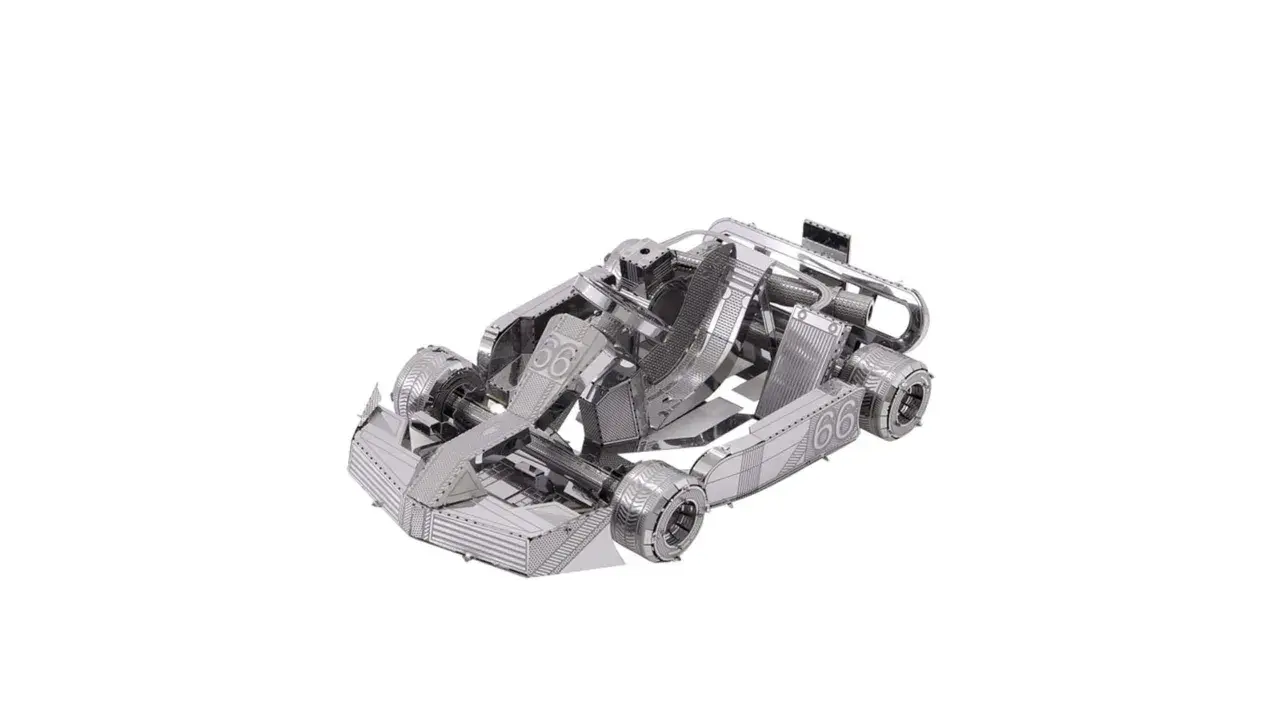 Metalowy model kartingu, złożony z elementów puzzle 3d auto. Widoczne numery 56 i 66.