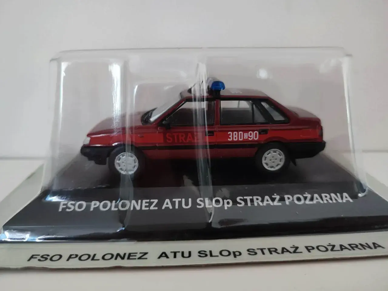 Model FSO Polonez w barwach straży pożarnej, gotowy do akcji.