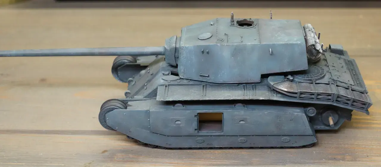 Model czołgu ARL 44, z charakterystyczną wieżą i długą lufą, prezentuje się na drewnianym tle.
