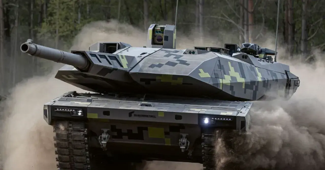 Nowoczesny czołg KF51 Panther w kamuflażu, pędzący przez kurz i dym.