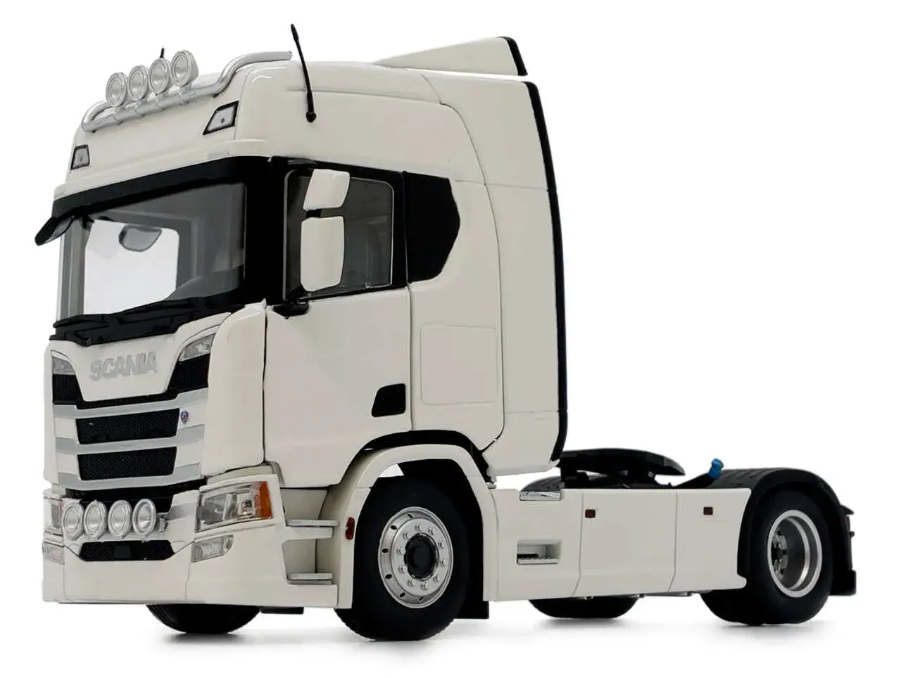Biały model ciężarówki Scania z błyszczącymi detalami i czterema światłami na dachu.