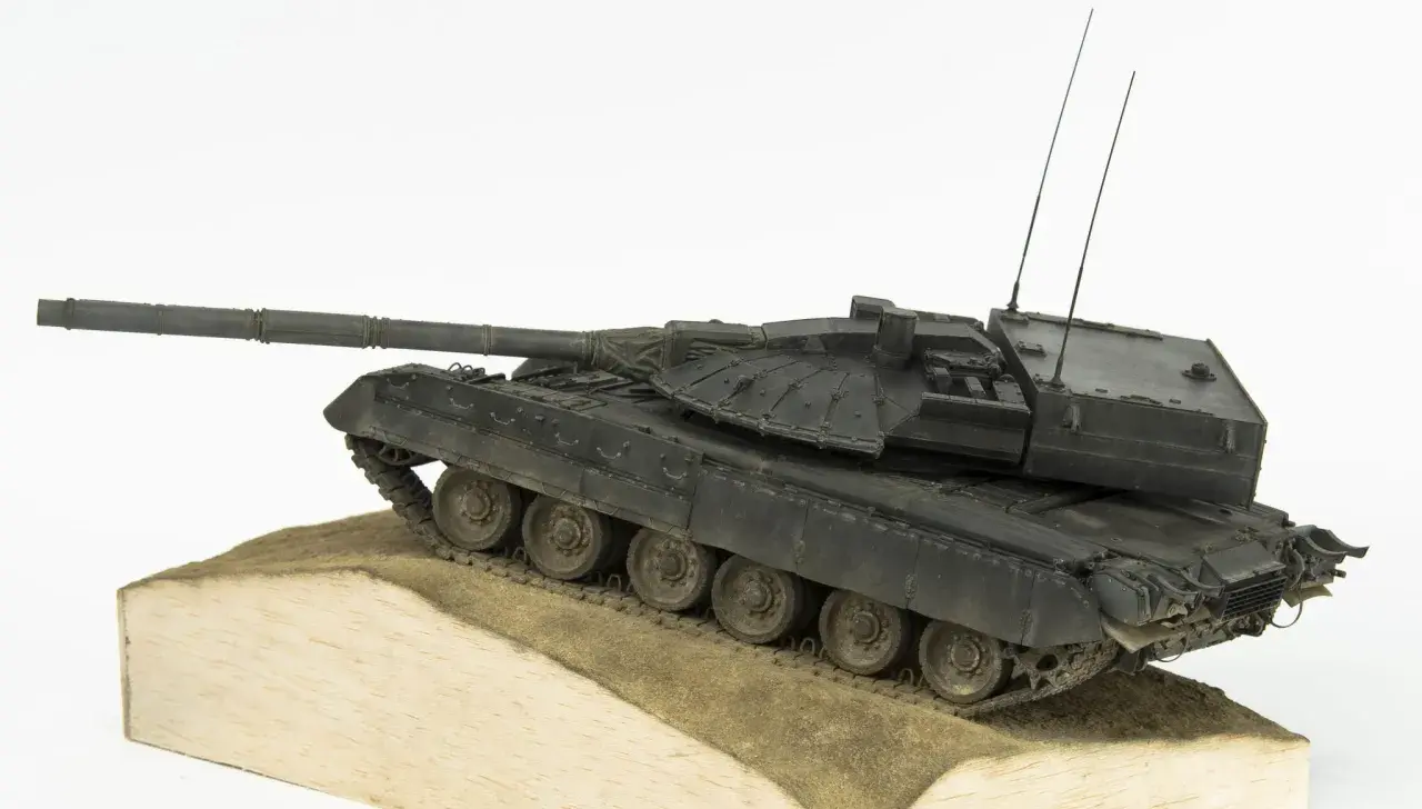 Model czołgu object 640 na dioramie z piaskiem.