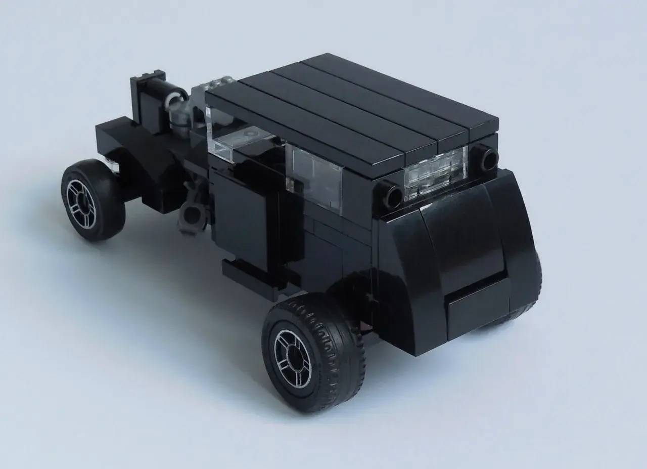 Czarny, kanciasty hot road z klocków LEGO, gotowy na podbój każdej drogi.