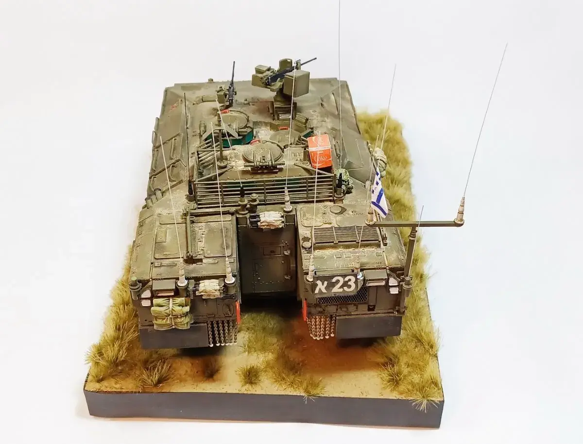 Model namer IFV, z izraelską flagą i numerem "א 23", stoi na tle trawy.