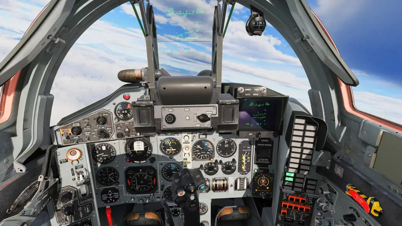 Widok z kokpitu myśliwca Mig-29. Wiele wskaźników i ekranów wyświetla dane lotu.