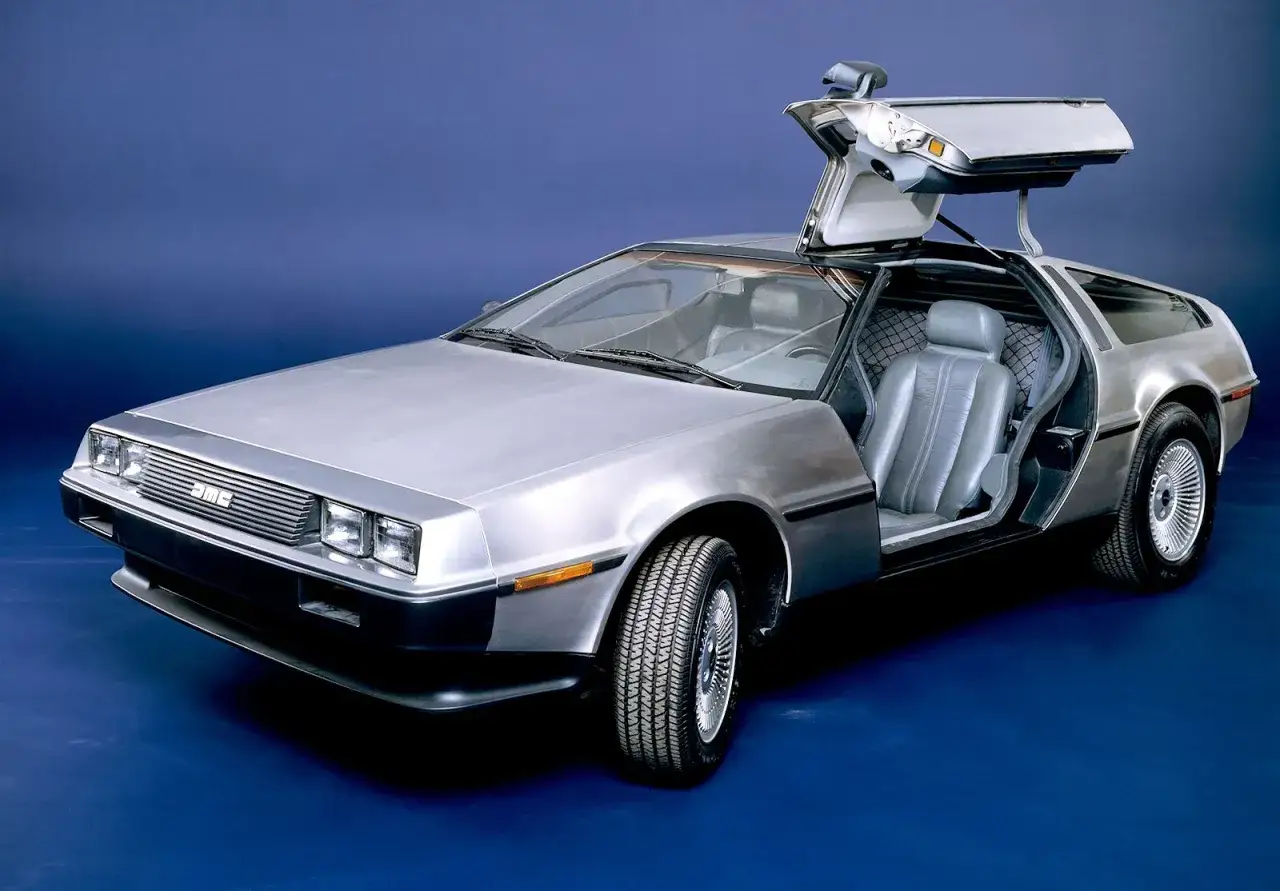 Srebrne auto DeLorean z otwieranymi do g&oacute;ry drzwiami, gotowe do podr&oacute;ży w czasie.