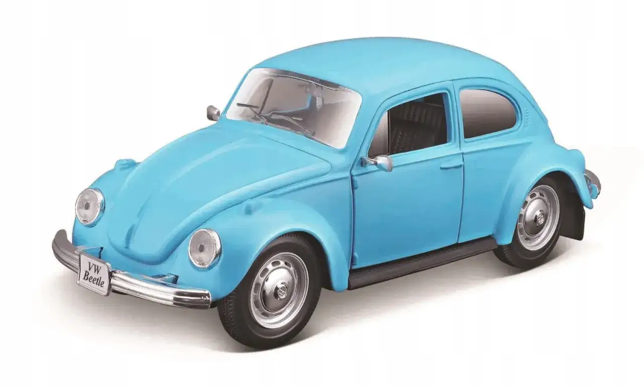 Błękitny żuk zabawka, klasyczny model VW Beetle, gotowy do przyg&oacute;d na dywanie.