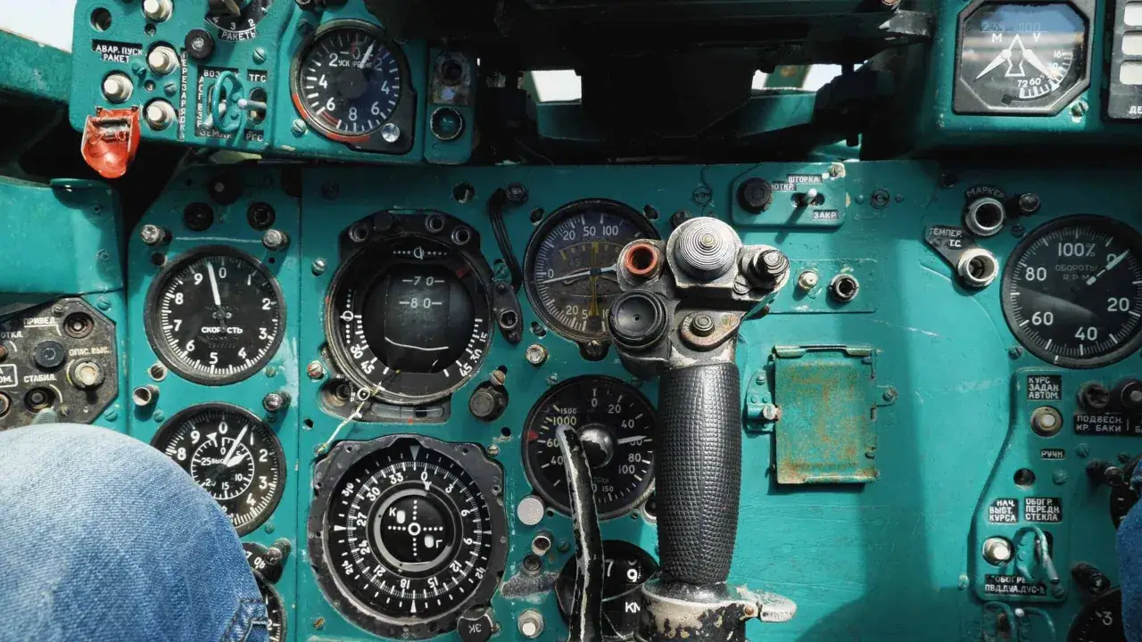 Panel sterowania myśliwca Mig 29 z licznymi wskaźnikami i przełącznikami.