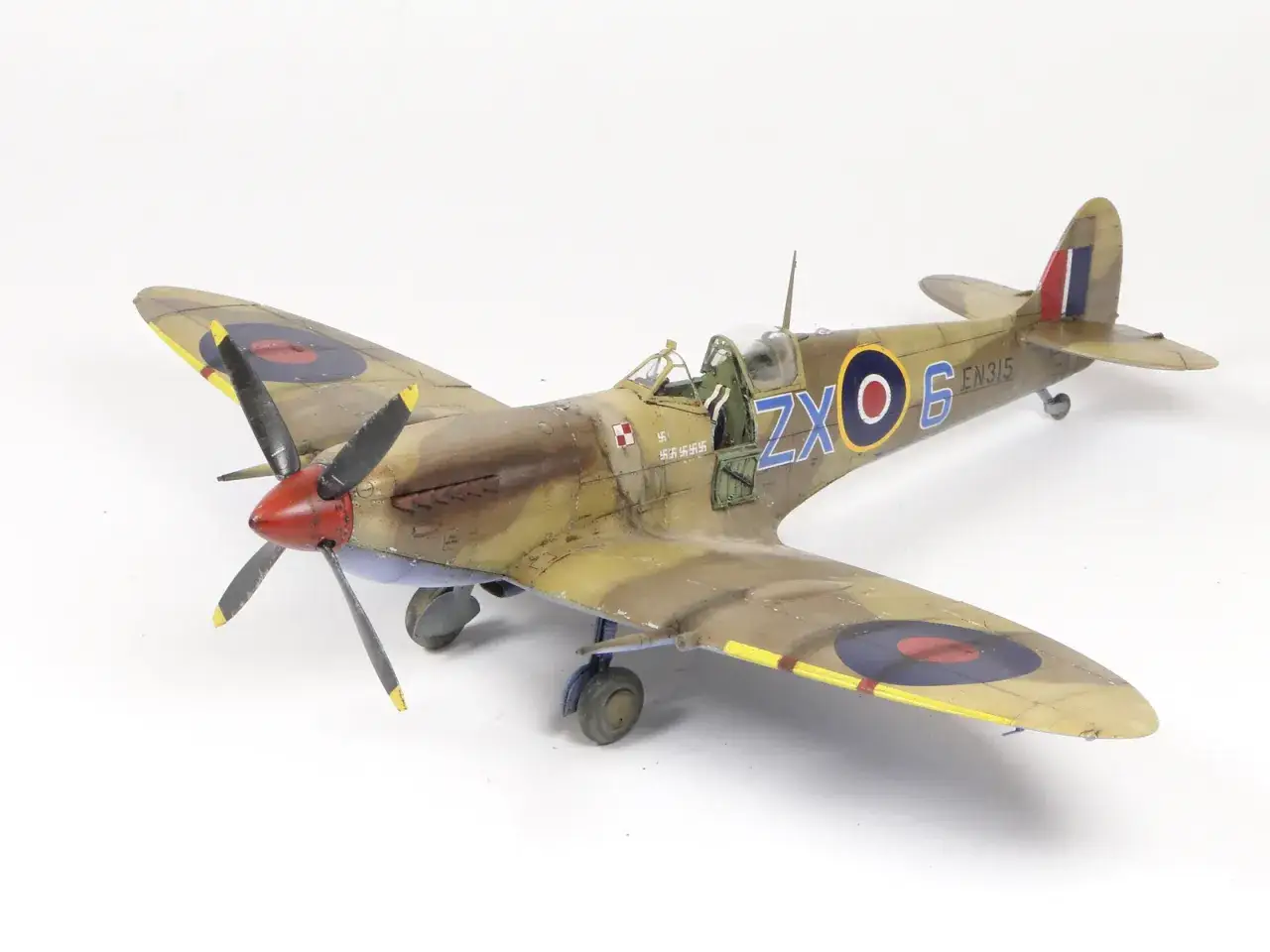 Model Spitfire w malowaniu kamuflażowym, z widocznymi oznaczeniami 