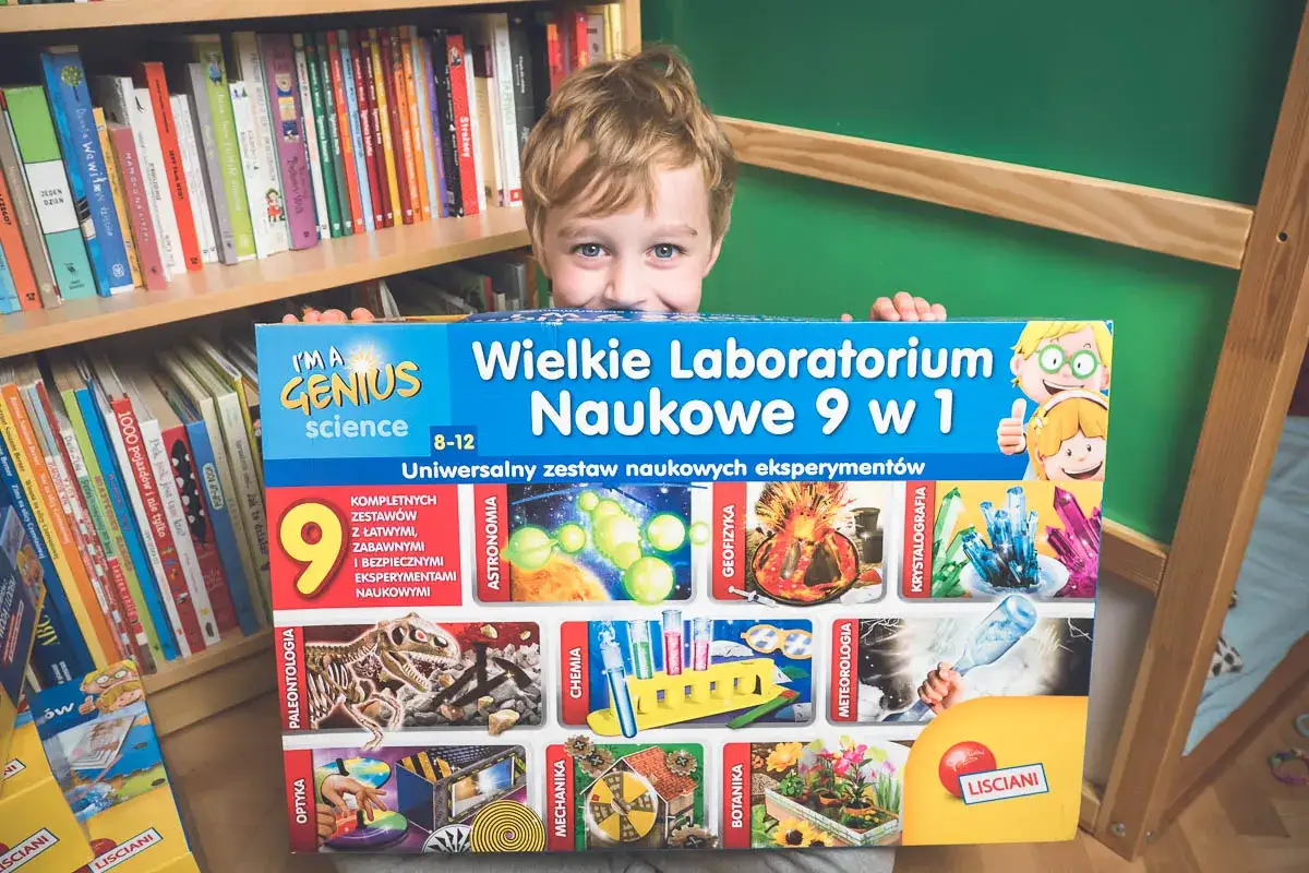 Uśmiechnięty chłopiec prezentuje zestaw 